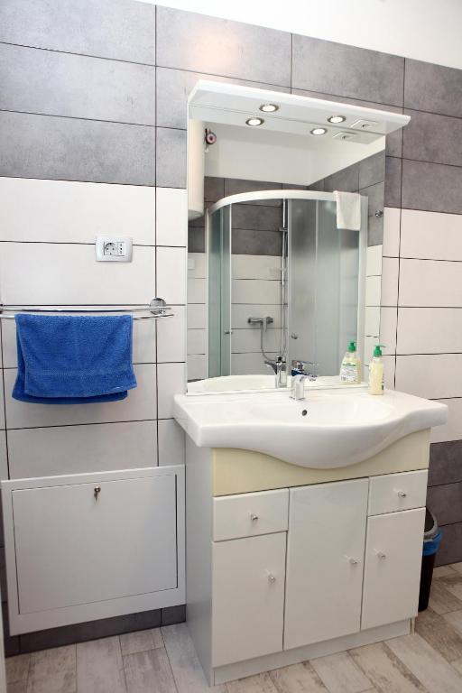 Bathroom vanity with mirror